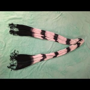 Black and white scarf